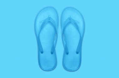 Çok az mavi arka plan Flip floplar. Yaz konsepti.