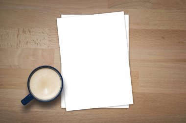 Ahşap masa arka plan üzerinde boş antet ve kahve Kupası. Boş marka şablon. Mockup tasarım yerleştirmek için kimlik marka için. Üstten görünüm.