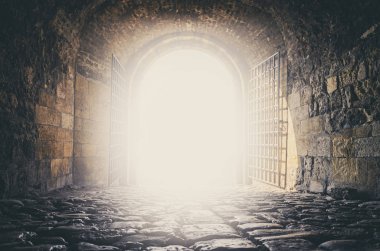 Cennet kapıları. Tünelin sonunda ışık. Umut metafor.