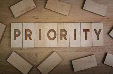 Tahta bloklar ile yapılan öncelik kelime