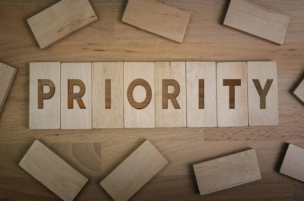 Tahta bloklar ile yapılan öncelik kelime