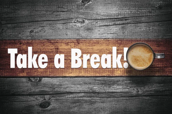 Bir ara verelim! kahve fincanı, üstten görünüm ile ahşap arka plan üzerinde metin.