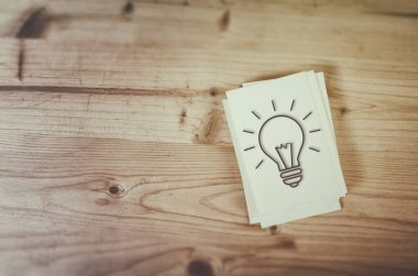 Ampul ahşap Resepsiyon arka plan üzerinde. Beyin fırtınası kavramı.