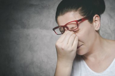 Kötü bir baş ağrısı ile çok çalışan kadın bitkin