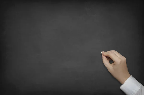 Tebeşir tutan işadamı el ile boş yazı tahtası