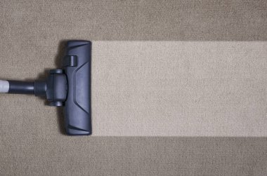 elektrik süpürgesi üzerinde kat gösteren ev kavramı temizlik