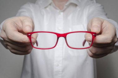 Göz bakım kavramı. Yeni gözlük için sabırlı, yakın veren Doktor göz doktoru.