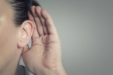 Müzik için sessiz ses veya dikkat kulak yandan kadınla