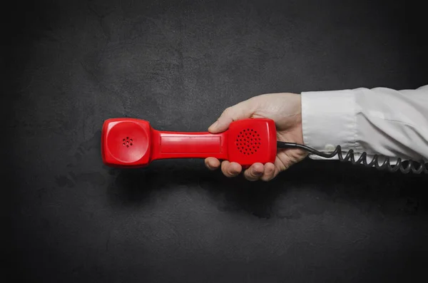 Mão Com Receptor Telefone Estilo Antiquado Vermelho — Fotografia de Stock