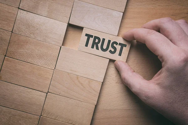 Vertrouwen woord geschreven op houten blok. Gebouw vertrouwen business conc — Stockfoto