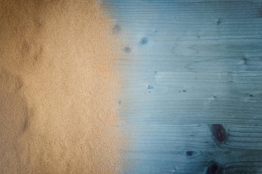 Sahil arka planı. Eski ahşap kalas üzerinde plaj kumu üst görünümü. Summ