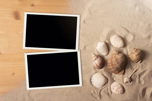 Empty photo cards lying on a sea sand. Sunny summer background. — Stock Photo, Image