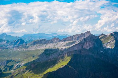 Titlis Dağı 'nın tepesinden görünüm