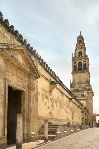 İspanya 'nın Cordoba şehrindeki ortaçağ kaldırım taşı caddesinde antik Cami-Katedral ve çan kulesinin girişi var. İspanyol ünlü turistik cazibesi. Güzel Avrupa seyahatleri. Dini anıt.