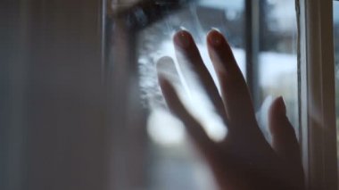 Bulanık kadın el görünümü penceresinde kadar kapatın