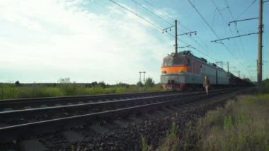 Genç çocuk turist demiryoluna yürüyüş