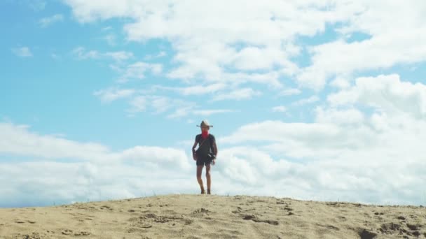 Turista Mirando Través Catalejo Distancia Precipicio — Vídeo de stock