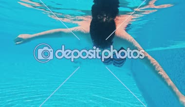 Yüzme havuzunda sualtı genç çocuk eğlence. Yaz tatili eğlenceli.