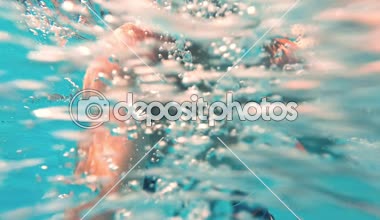 Yüzme havuzunda sualtı genç çocuk eğlence. Yaz tatili eğlenceli.