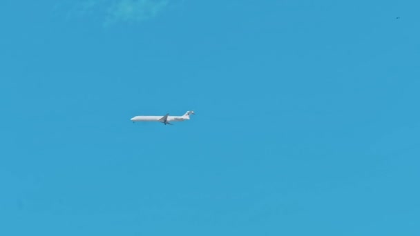 Подорожі Літаком Міжнародним Рейсом Літаком Летить Блакитному Небі Над Хмарами — стокове відео