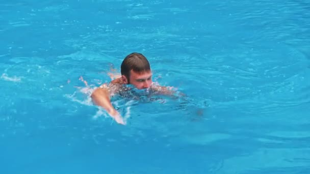 Knappe Man Lopen Het Zwembad Een Zonnige Dag Gevoel Ontspannen — Stockvideo