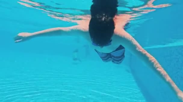 水下小男孩的乐趣在游泳池 暑假乐趣 — 图库视频影像