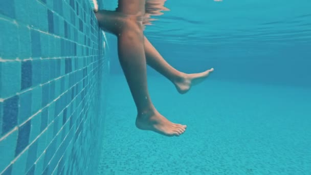 Engraçado Pernas Subaquáticas Piscina Férias Esporte Conceito — Vídeo de Stock