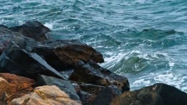 Kayalık bir kumsalda kırma güçlü dalgalar yavaş çekim