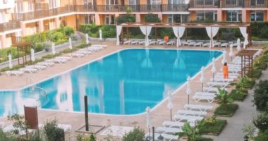 Aheloy, Bulgaristan - Temmuz 2018: Kadın işçi havuz temizliyor