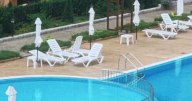 Güzel lüks şemsiye ve çevresinde açık yüzme havuzunda resort neary deniz ve plaj sandalye
