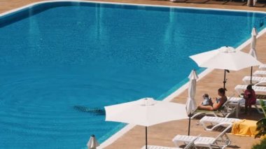 Aheloy, Bulgaristan - Temmuz 2018: resort havuz havuz tarafından yaz tatili sırasında oturan insanlar