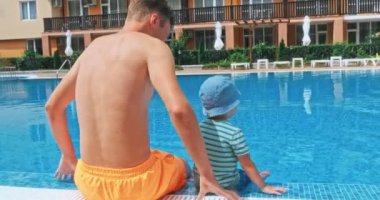 İki mutlu çocuk yüzme havuzu gün zaman yakın. Sağlıklı bir kavram. İnsanlar dışarıda eğleniyor. Kavram dostu aile, yaz tatili ve sağlıklı