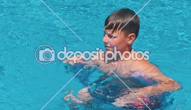 Yaz tatil yüzme havuzu eğlenceli ve mutlu zaman sahip üzerinde mutlu çocuk