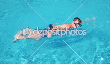 Yaz tatil yüzme havuzu eğlenceli ve mutlu zaman sahip üzerinde mutlu çocuk