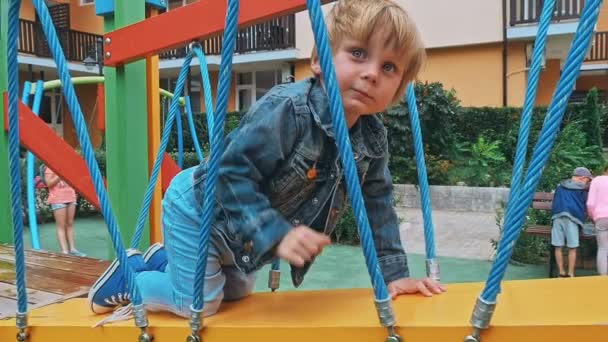 Kid Pojke Kul Att Spela Leksak För Barnen Tillbaka Till — Stockvideo