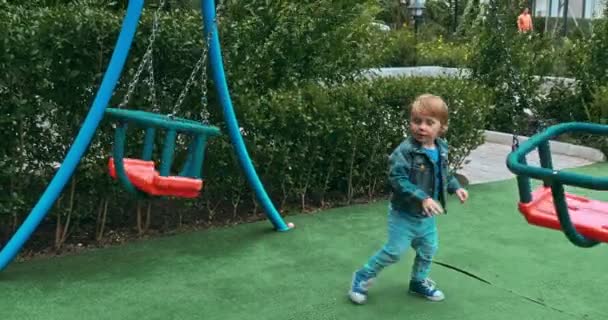 Buon Ragazzo Che Diverte Nel Parco Giochi Bambini Nel Centro — Video Stock