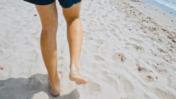 Медленный Кадр Бега Трусцой Тропическому Песчаному Пляжу Моря — стоковое видео