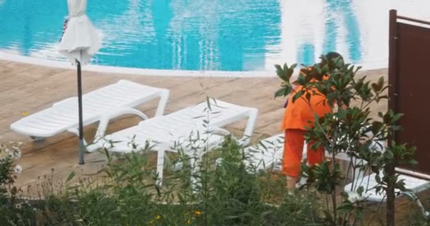 Aheloy Bulgária Julho 2018 Trabalhadora Está Limpando Perto Piscina — Vídeo de Stock