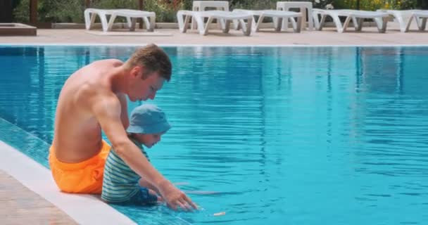 Due Bambini Seduti Vicino Alla Piscina Nel Resort Lusso — Video Stock