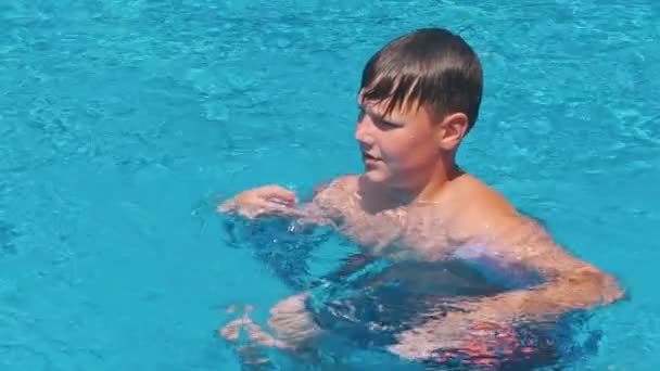 愉快的孩子在夏天假日游泳池愉快和愉快的时间 — 图库视频影像