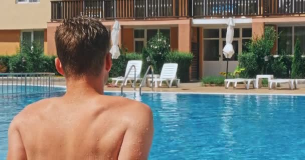 Ferienkonzept Glücklicher Junger Mann Schwimmbad — Stockvideo