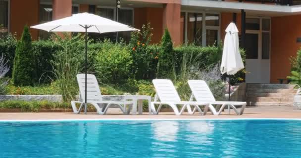 Bellissimo Ombrellone Lusso Sedia Intorno Alla Piscina All Aperto Resort — Video Stock