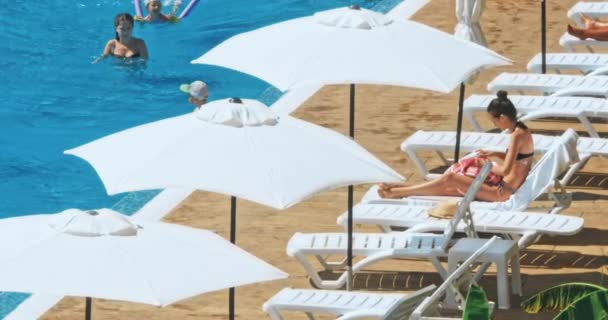 Aheloy Bulgária Julho 2018 Pessoas Sentadas Beira Piscina Resort Durante — Vídeo de Stock