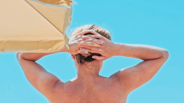 Menina Bonita Banhos Sol Uma Praia Tropical Arenosa Mulher Bronzeada — Vídeo de Stock