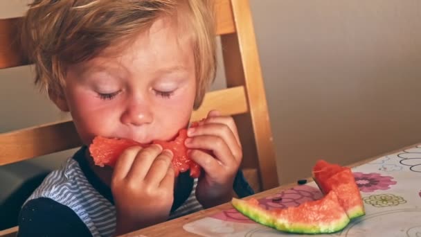 Zeitlupenaufnahme Des Glücklichen Kindes Mit Einer Großen Roten Scheibe Wassermelone — Stockvideo