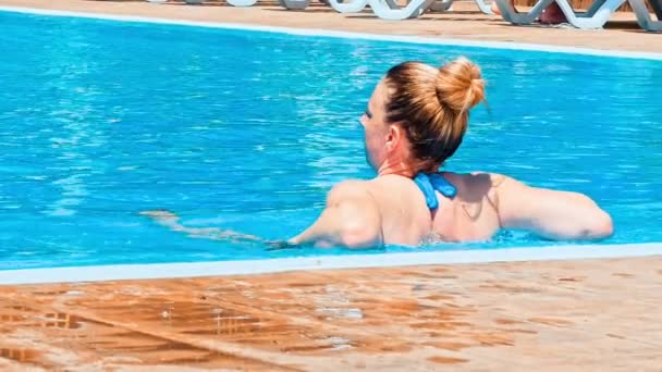 Bellezza Cura Del Corpo Sensuale Giovane Donna Rilassante Nella Piscina — Video Stock