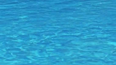 Mavi yüzme havuzunun yüzeyi, yüzme havuzundaki suyun arka planı.