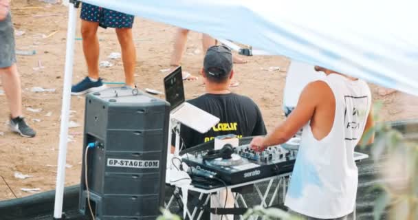 保加利亚内塞伯 2018年7月 一群朋友在海滩上玩得开心 海滩上的暑假派对 — 图库视频影像