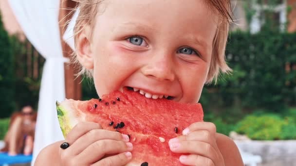 Criança Feliz Com Grande Fatia Vermelha Melancia Conceito Alimentação Saudável — Vídeo de Stock