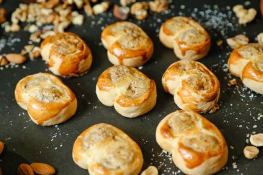 Bir tavada birlikte pişirilen çeşitli yiyecekler..